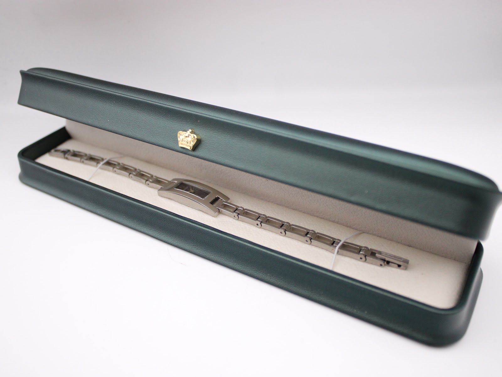 The Gucci 3900L watch presented in a dark green LWM branded presentation box.