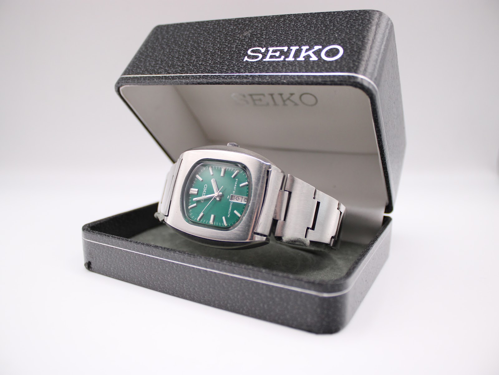 The vintage Seiko 7006-5070 watch displayed in its original black textured Seiko box.