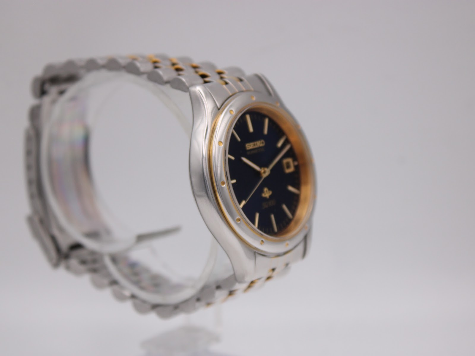 Side view of the Seiko Kinetic watch highlighting the curved case profile and integrated bracelet.