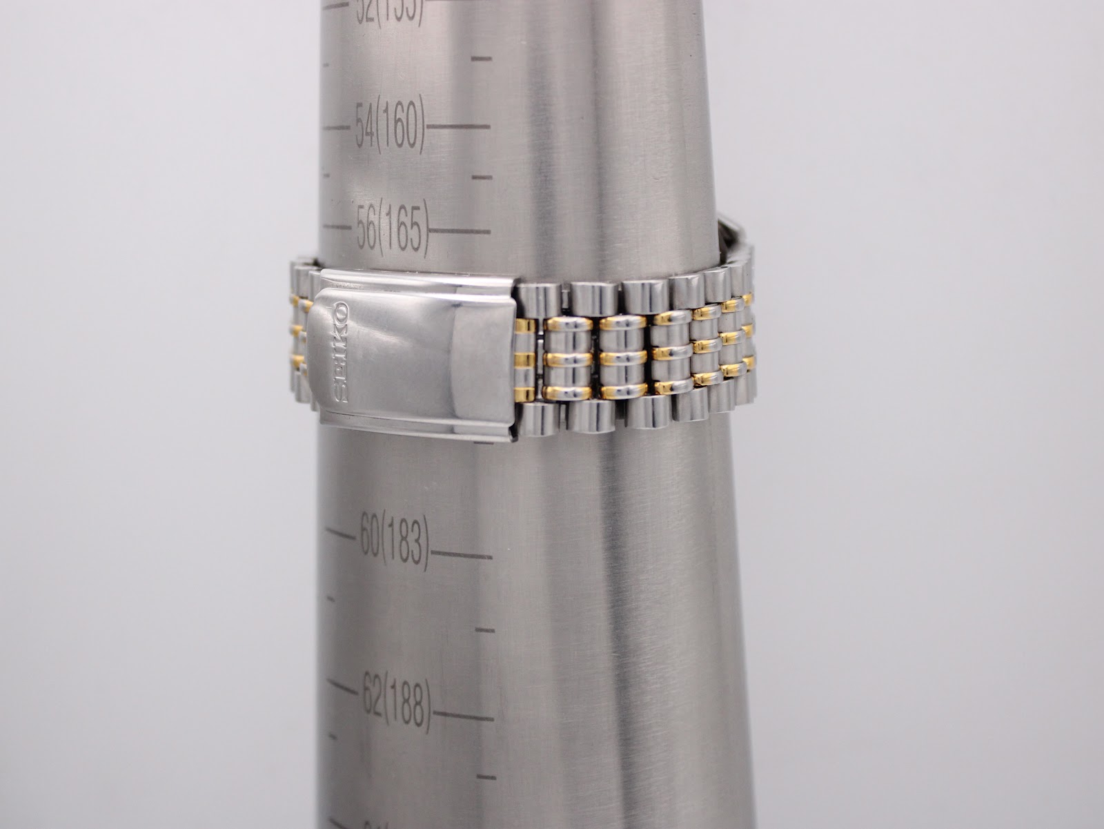 The two-tone Seiko bracelet wrapped around a wrist sizing gauge, showing a wrist circumference of 183mm (18.3cm) and a signed SEIKO clasp.