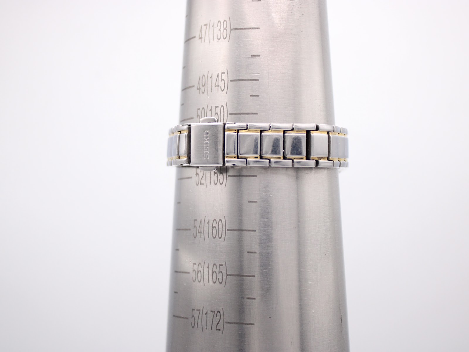 Wrist sizing gauge displaying the maximum wrist circumference of the watch bracelet at 155mm.