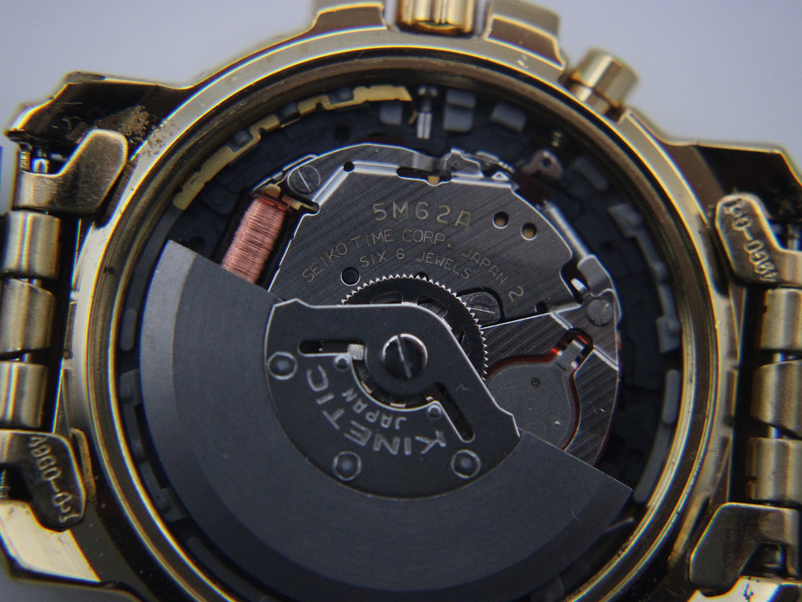 Detailed view of the Seiko 5M62P Kinetic movement with rotor visible, showing "SEIKO TIME CORP. JAPAN 2 SIX 6 JEWELS" engraving.