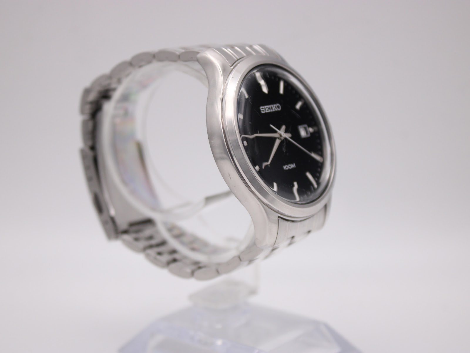 Left side profile of the Seiko quartz watch, highlighting the case and bracelet integration.