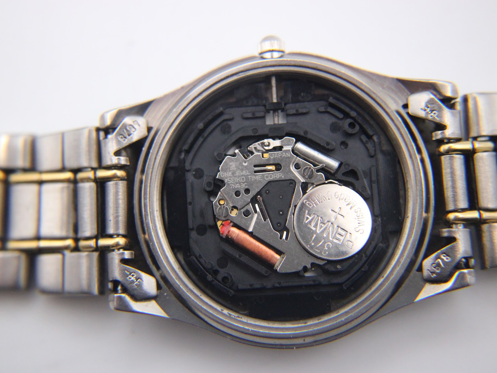 Detailed view of the Seiko 7N43-9069 quartz movement inside the case with a new Renata battery.