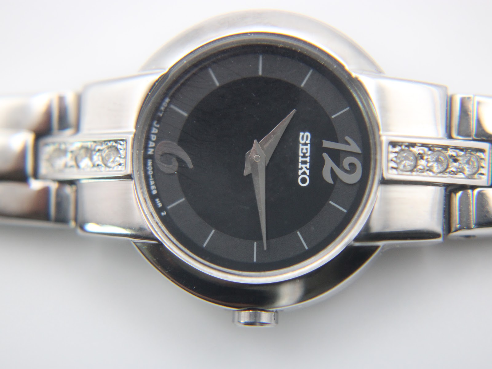 Detail of the stainless steel bracelet and signed Seiko folding clasp.