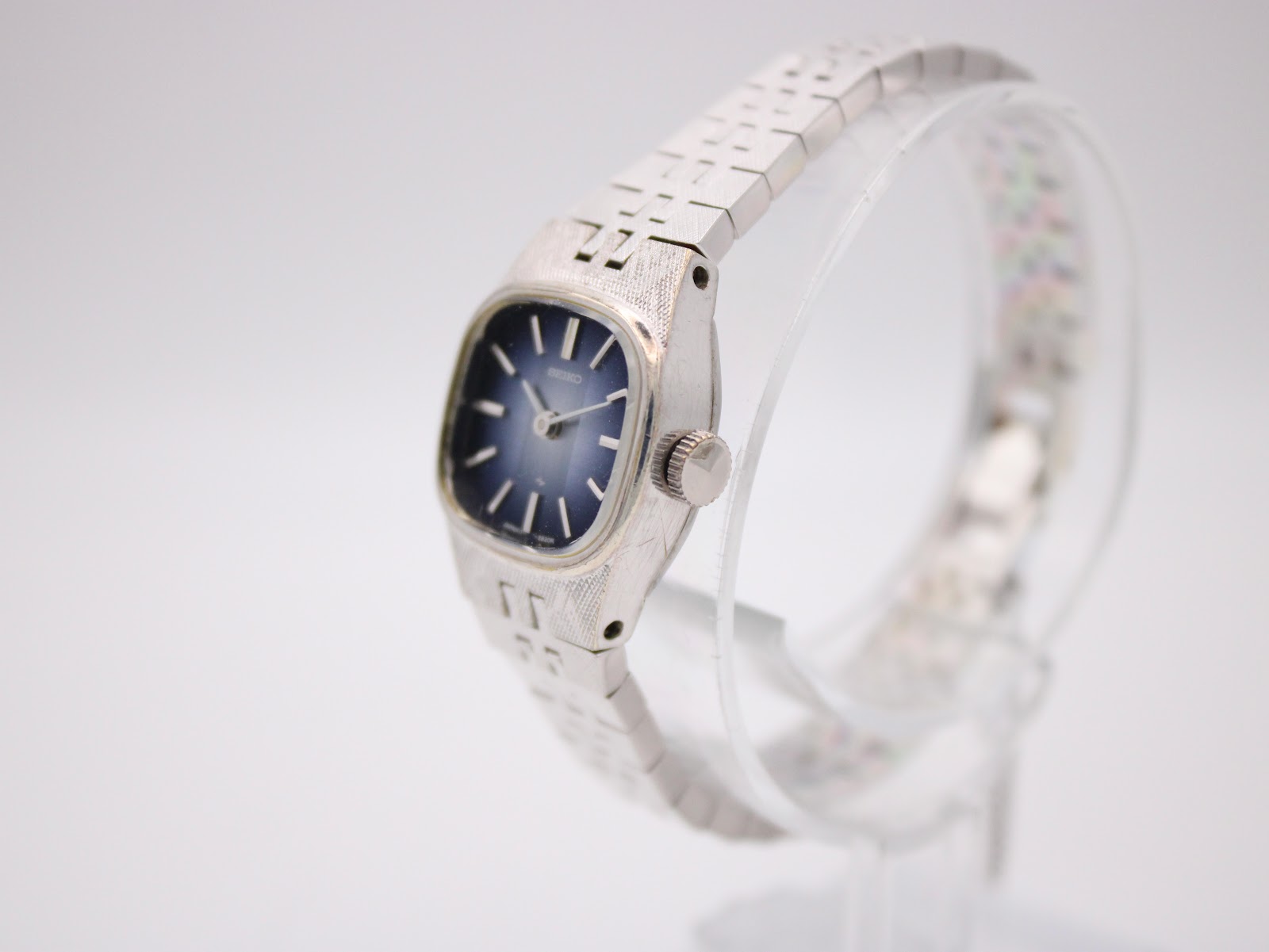 Angled side view of Seiko 11-3940 showing the textured silver-tone case and integrated bracelet.