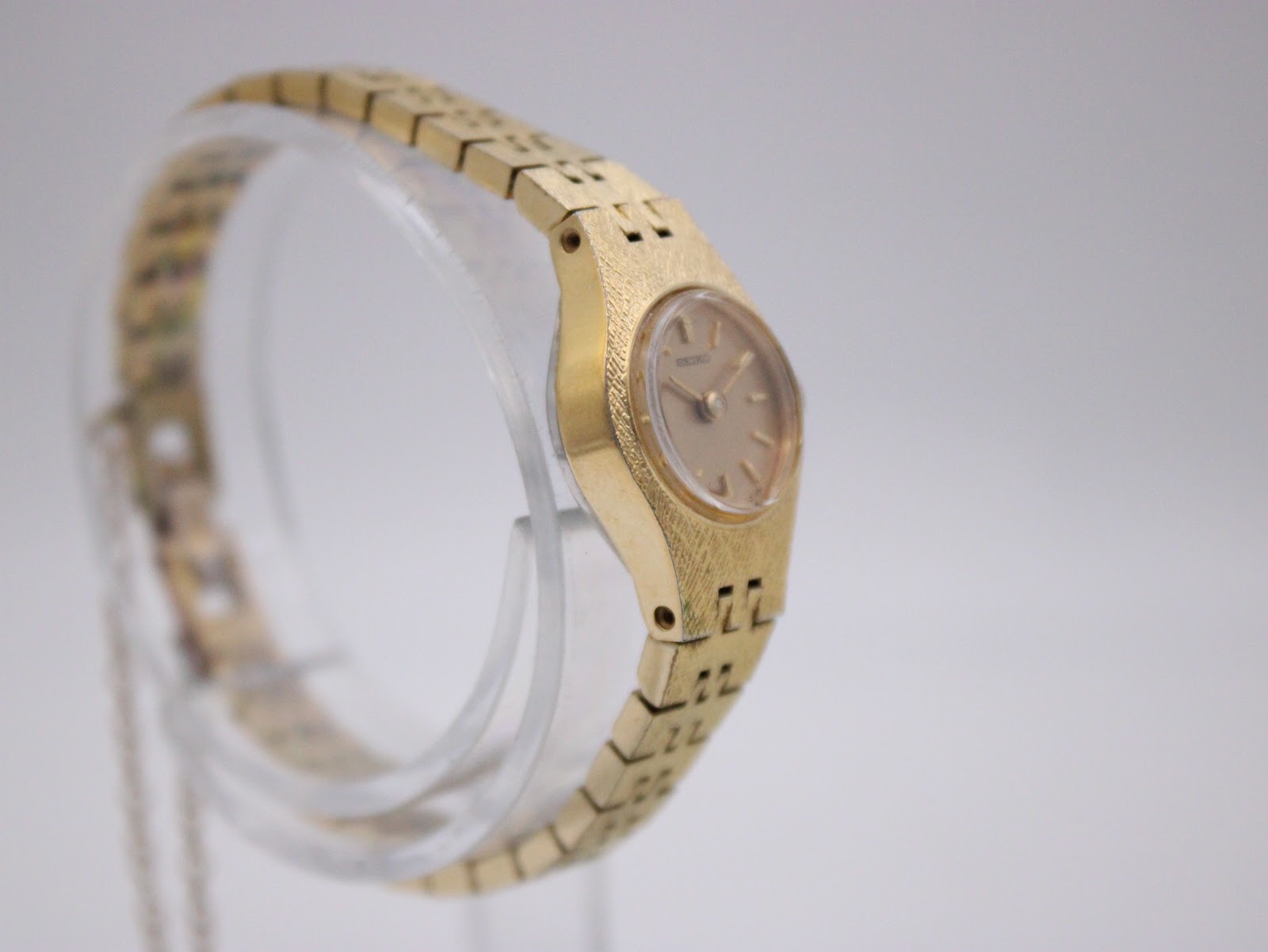 Close-up of the vintage Seiko's gold-toned dial with simple baton indices and 'SEIKO' logo