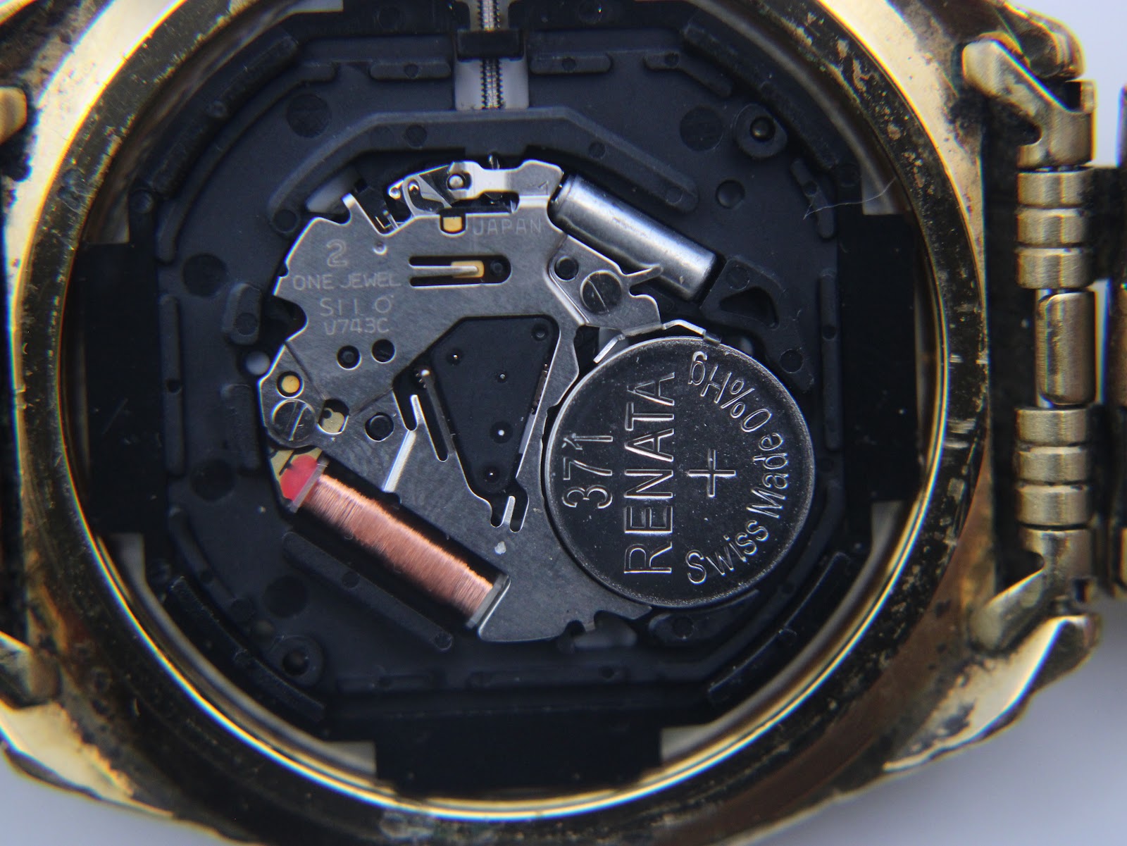 Macro shot of the Seiko V743C quartz movement with a newly fitted Renata 371 battery.