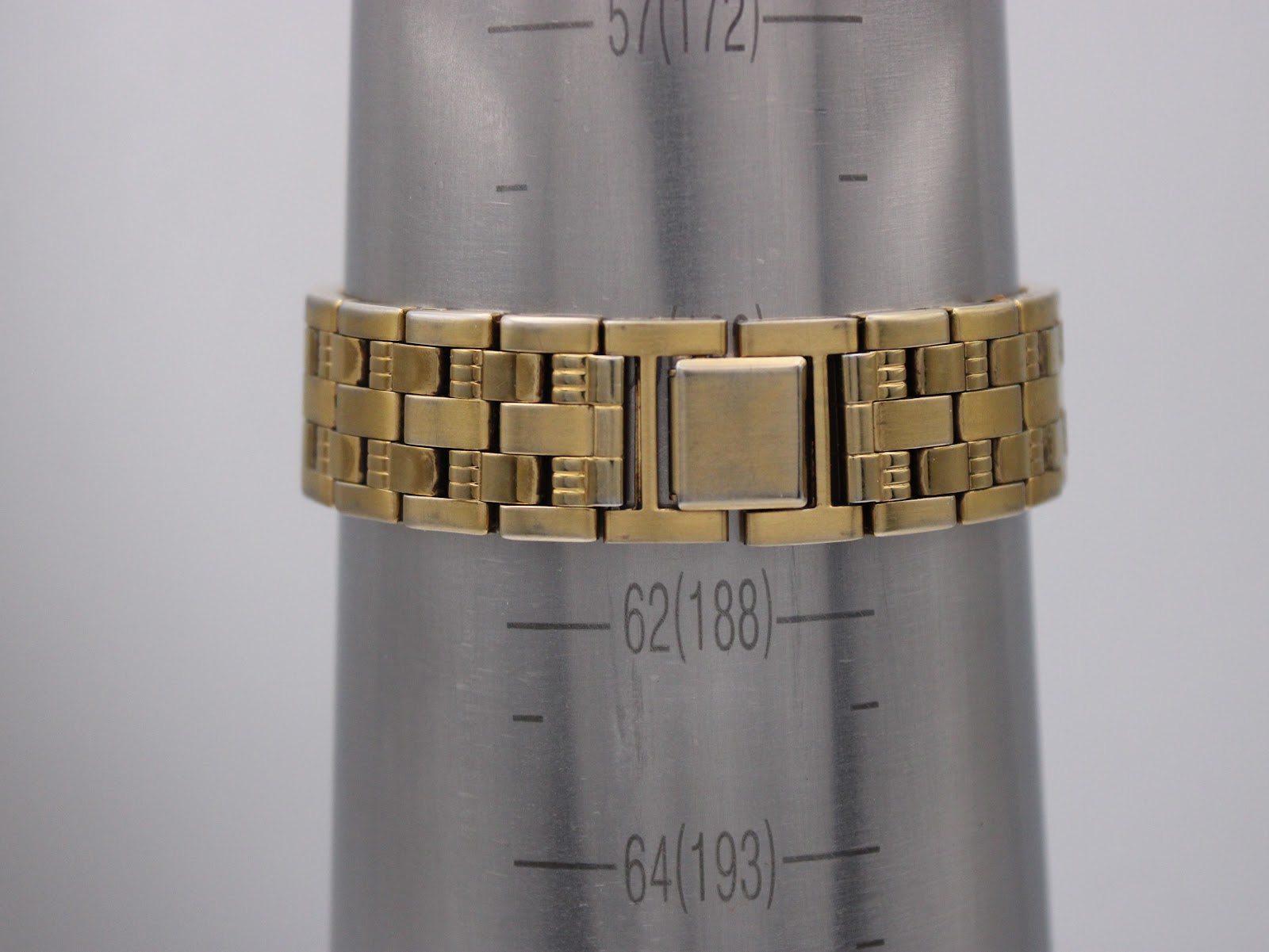 Gold-tone steel bracelet of the Seiko V743-8069 watch measured on a wrist sizing gauge, showing a circumference of 18.8cm.