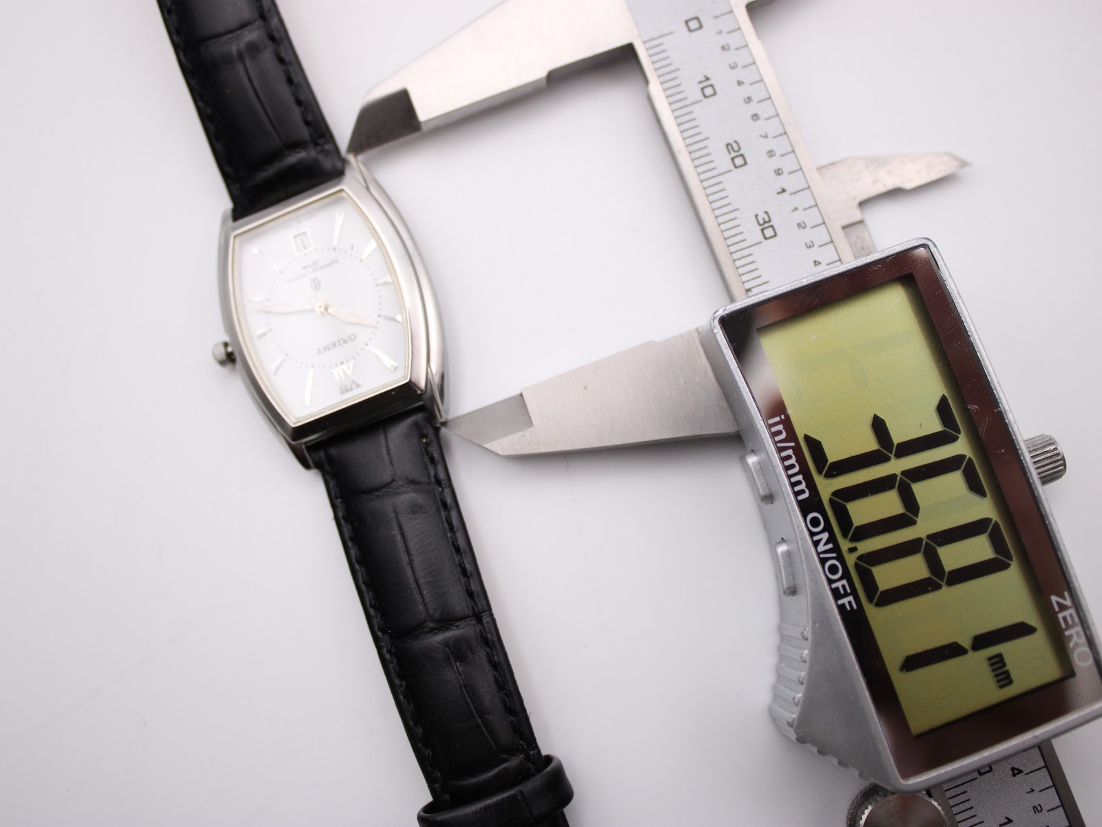 Digital caliper measuring the case length (lug-to-lug) of the Orient UNBH-CO watch, displaying 38.41 mm.