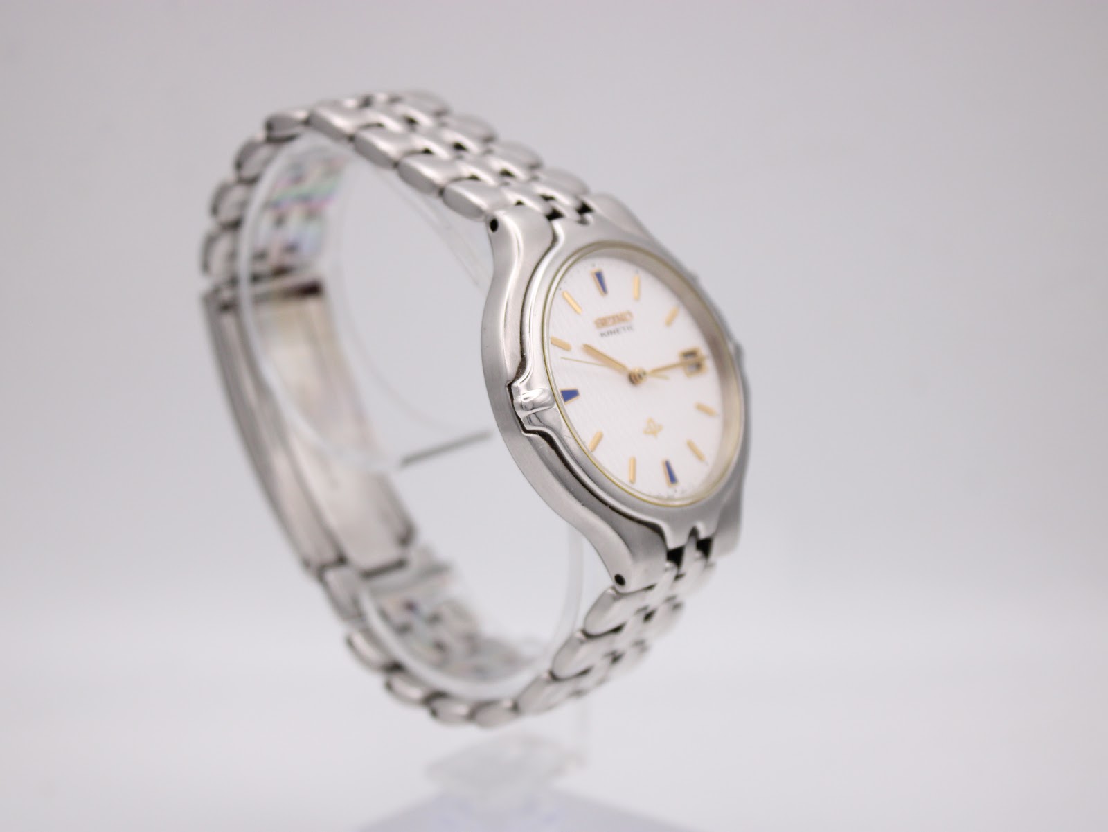 Another side view of Seiko Kinetic watch on a stand, highlighting the brushed and polished case finish.