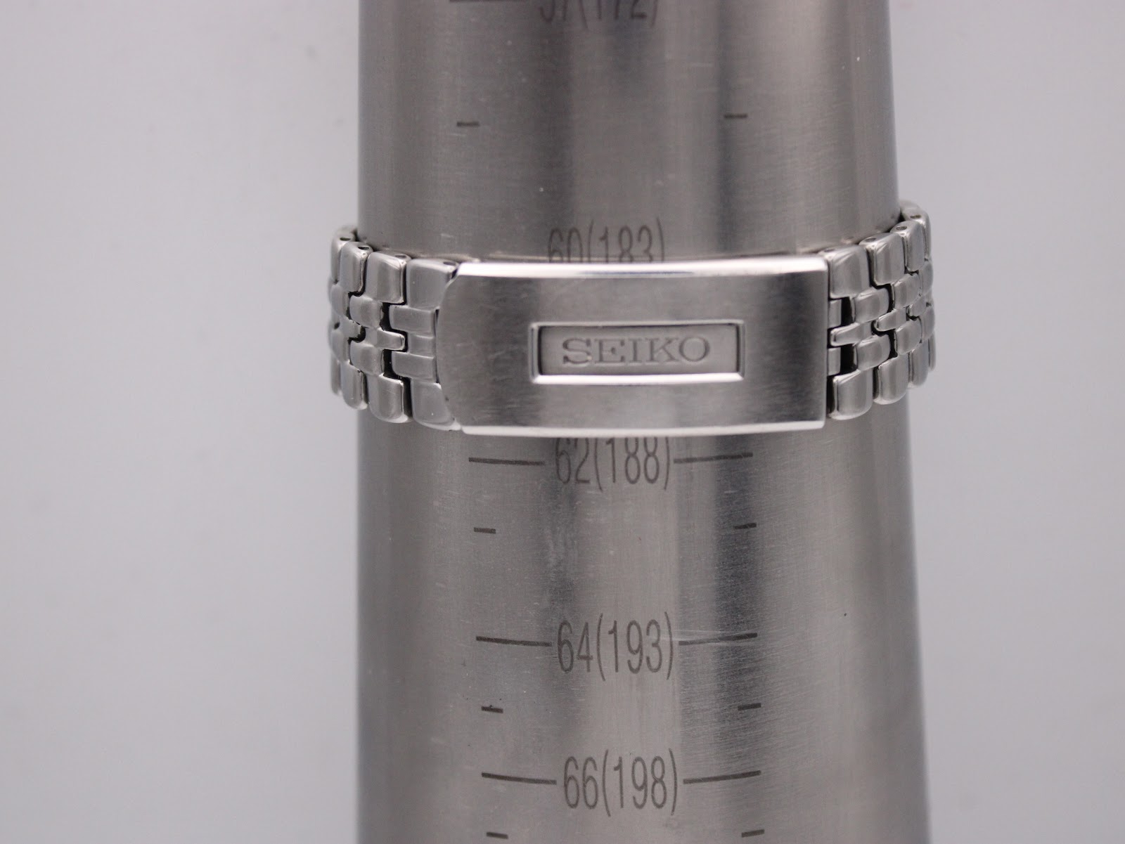 Close-up of the bracelet clasp on a wrist sizing gauge, showing a wrist circumference of 188mm.