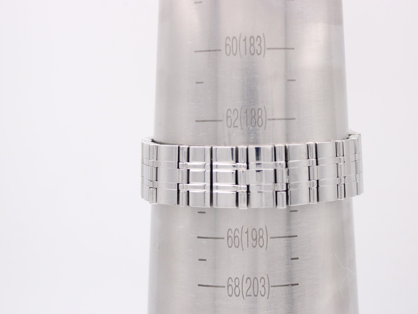 Close-up of the Citizen watch's integrated bracelet wrapped around a wrist sizing gauge, indicating a size of approximately 18.5cm.