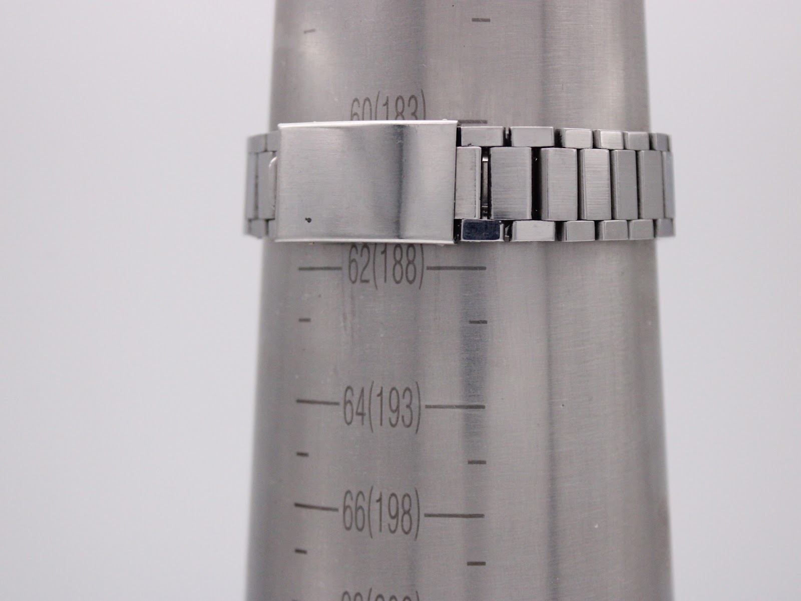 The integrated stainless steel bracelet displayed on a wrist sizing cone, indicating it fits a wrist circumference of approximately 188mm.