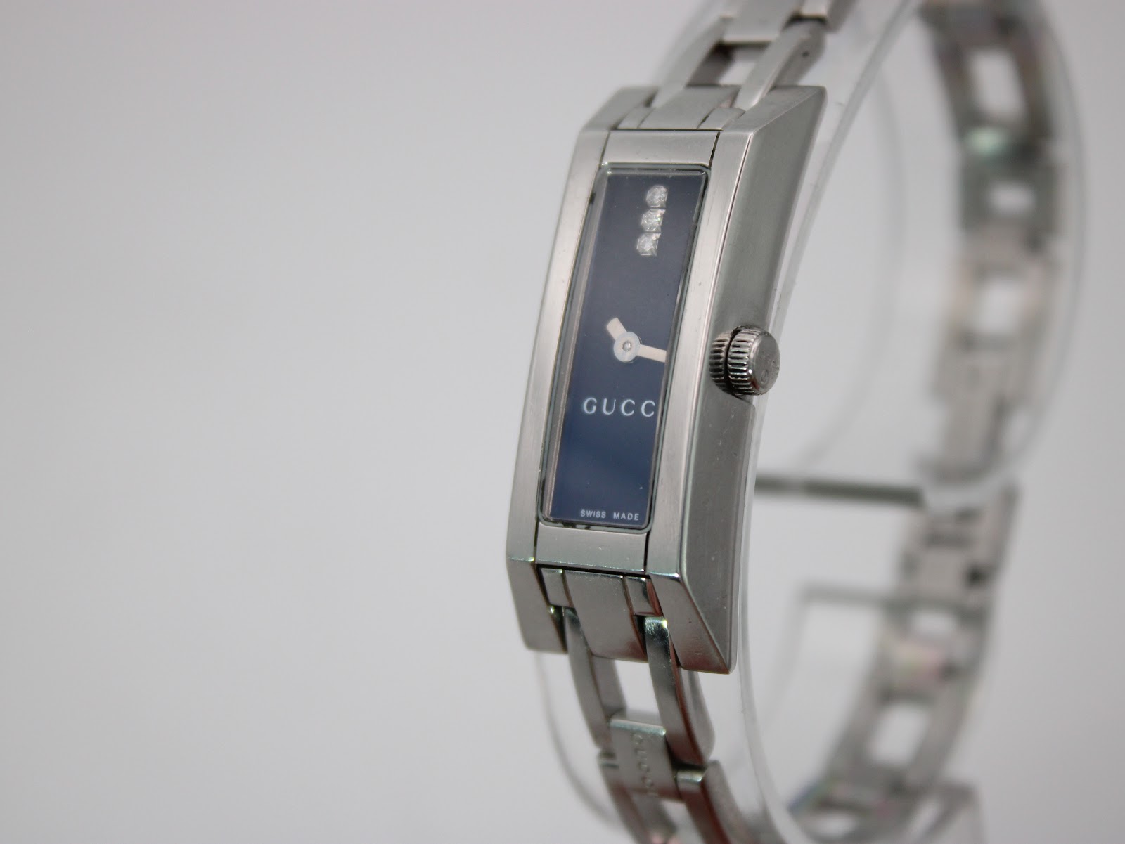 Slightly angled front view of the Gucci 110 with its blue dial and stone markers.