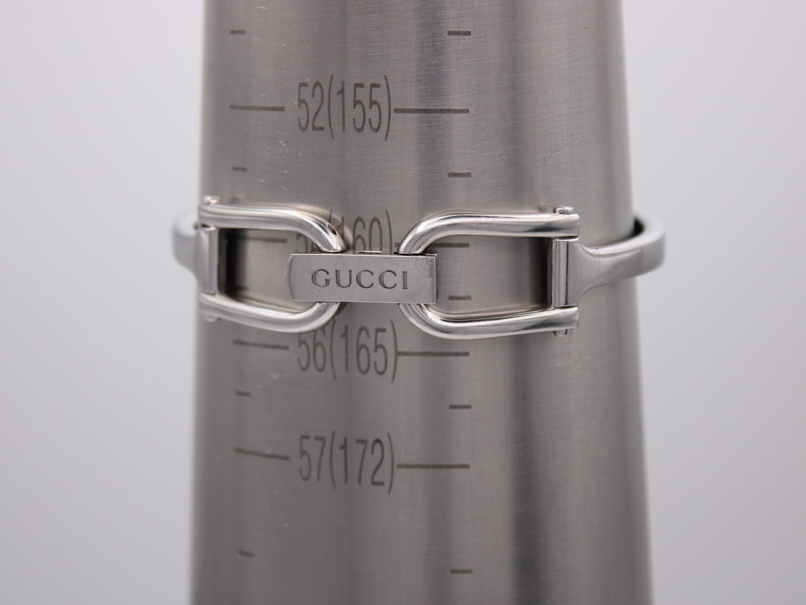 The Gucci 1500 L watch's integrated bracelet on a wrist sizing gauge, indicating a circumference of approximately 16cm.