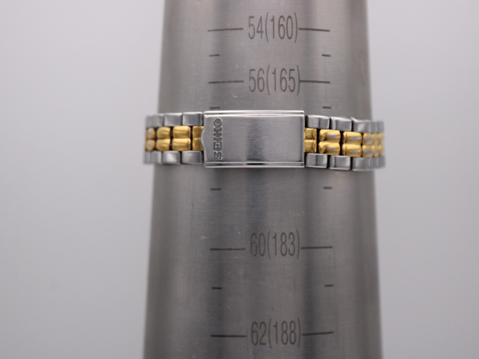 The Seiko watch bracelet on a wrist sizing gauge, indicating an approximate wrist size of 16.5cm.