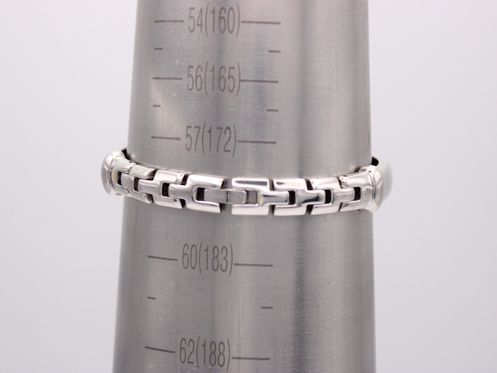 Watch bracelet on a sizing cone, indicating a wrist circumference of 17.2cm (172mm).
