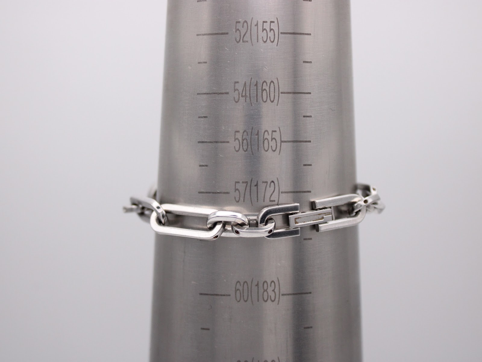 The Gucci 6100L bracelet on a wrist sizing gauge, indicating a maximum wrist circumference of 165mm.