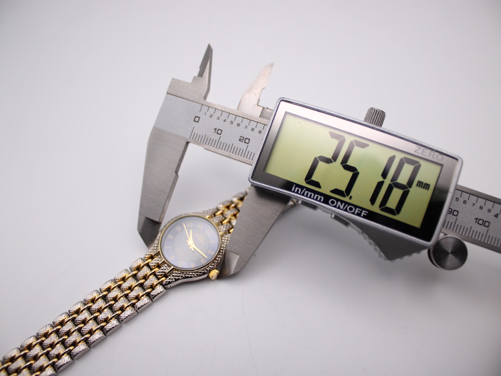 Digital caliper measuring the Manin Cartear watch case diameter at 25.18mm.