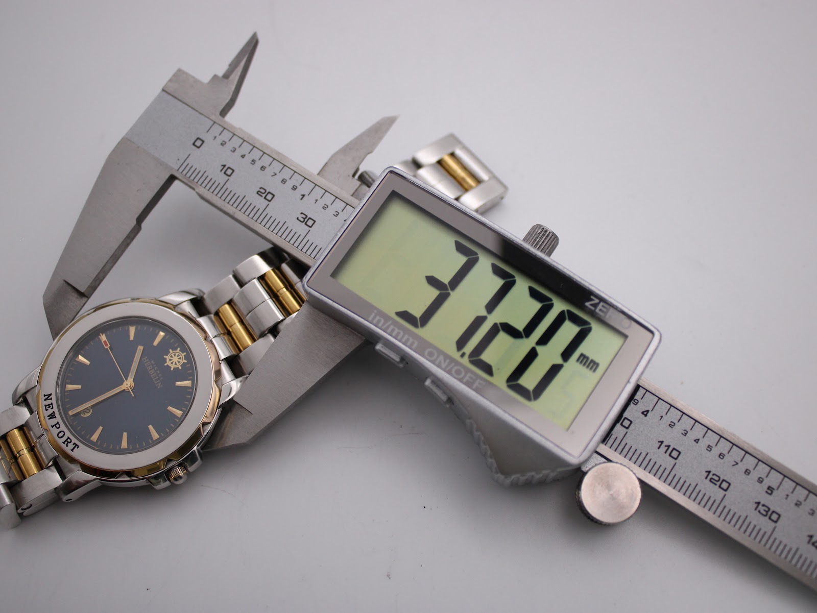 The Michel Herbelin Newport watch case being precisely measured at 37.20mm with a digital caliper.