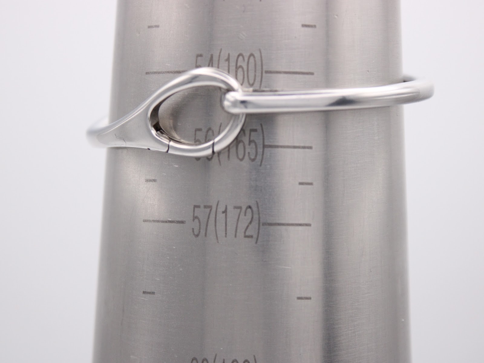 The Gucci 103 bracelet on a wrist sizing cone, indicating a wrist circumference of approximately 17.2 cm.