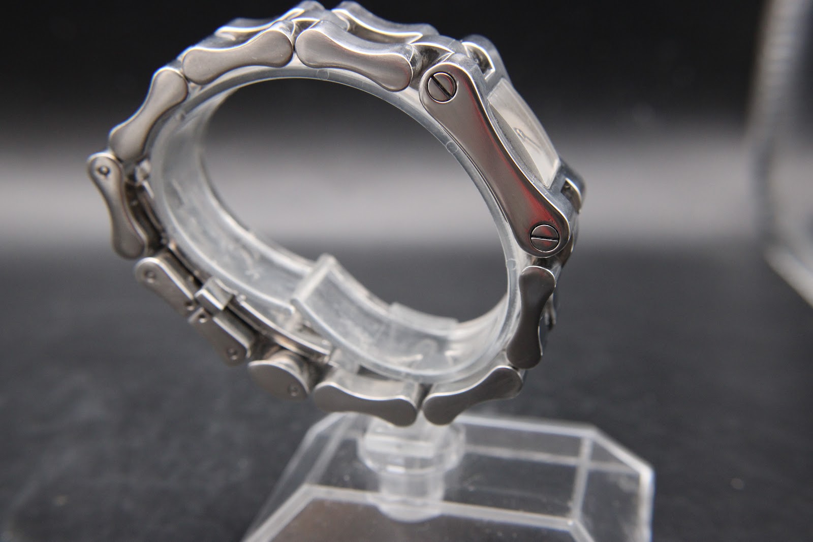 Another side view of the Gucci 2305L watch bracelet and case, highlighting the integrated link construction and polished finish from a different angle.