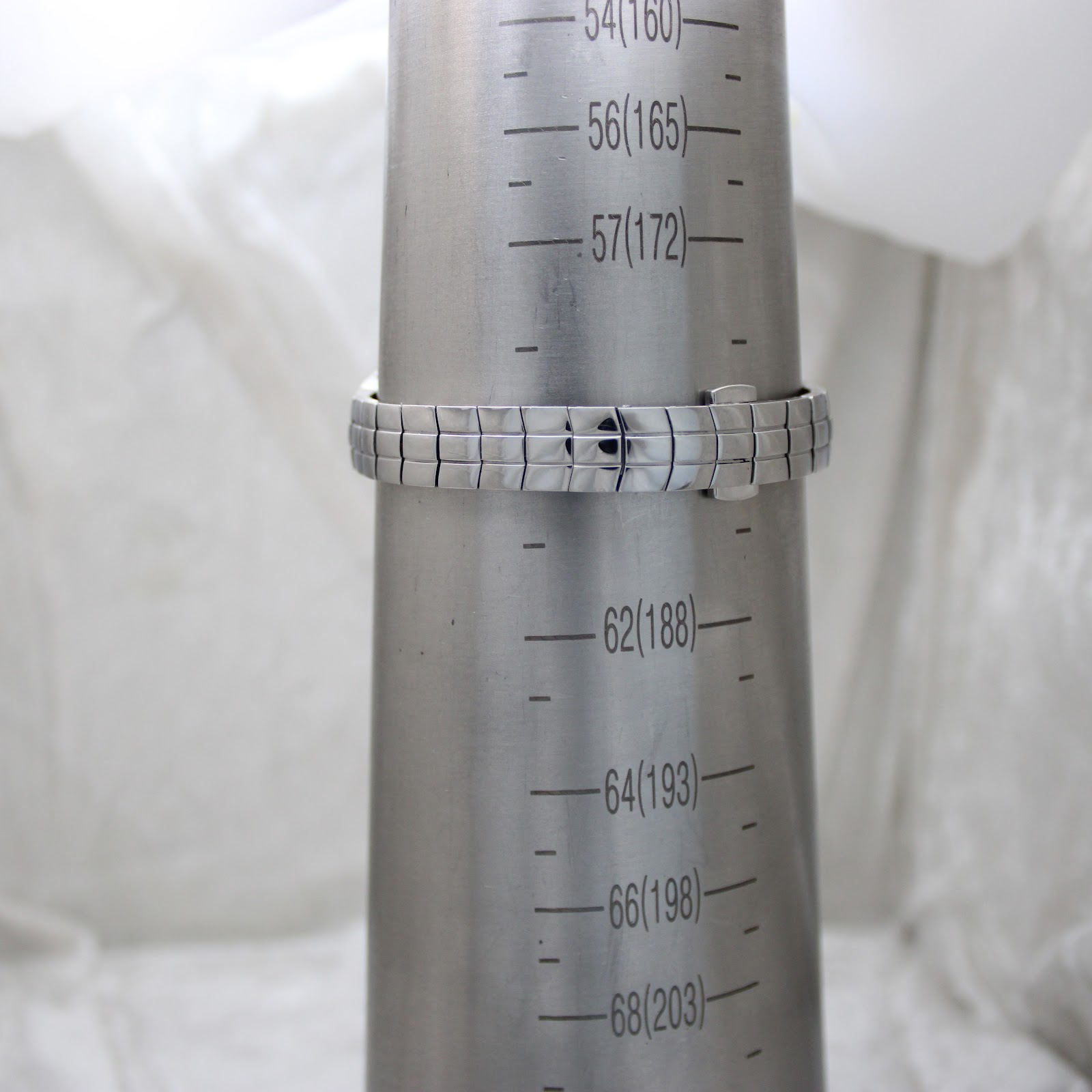 Wrist sizing gauge showing the Tissot L720 bracelet fitted to 188mm (18.8cm) circumference.
