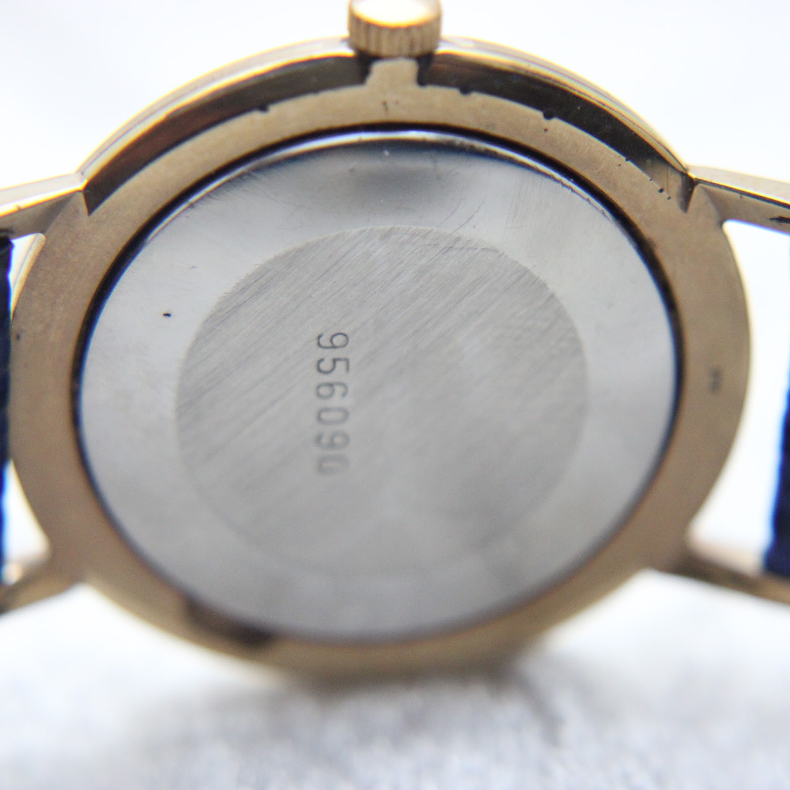 View of the stainless steel case back with serial number "956090".