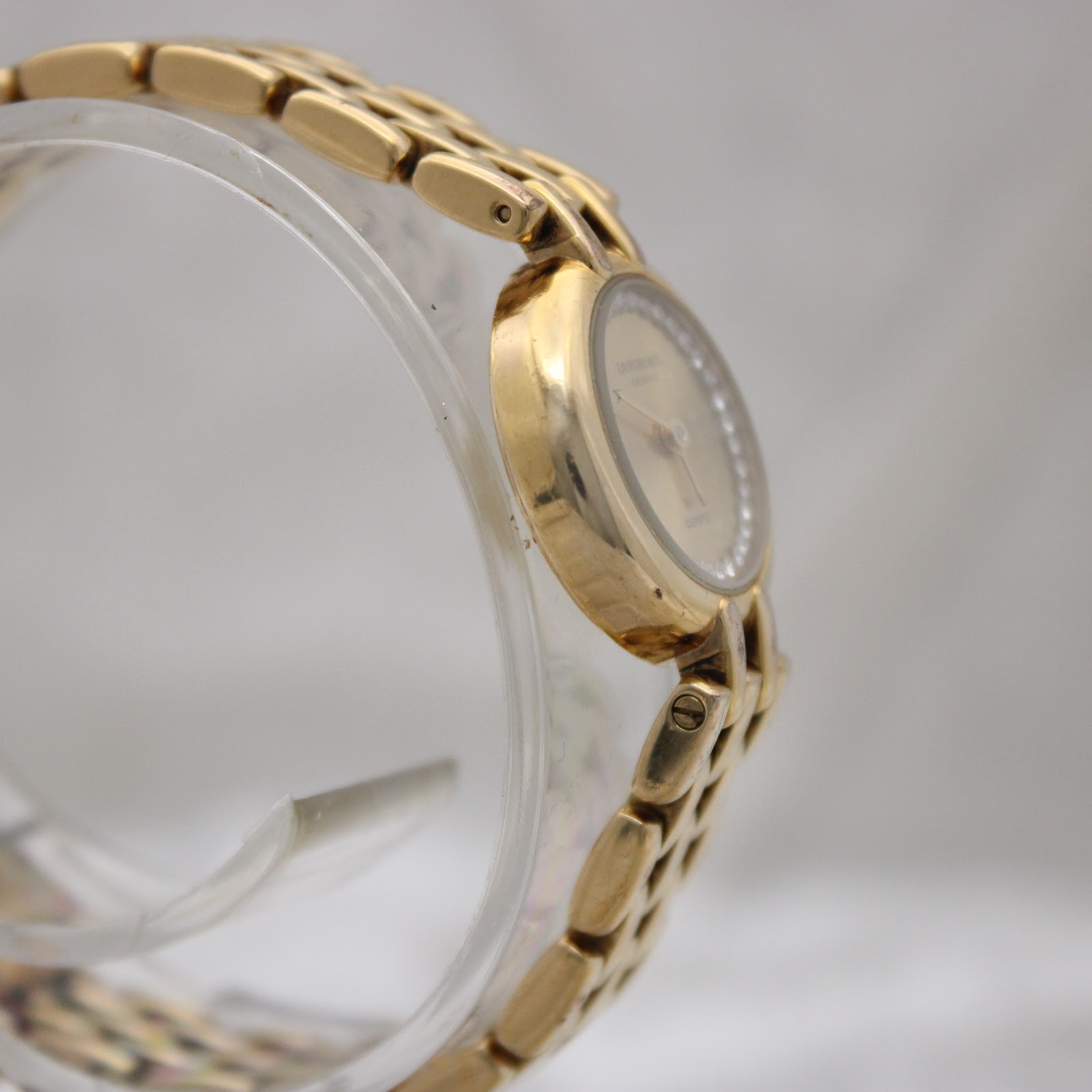 Side profile of the Raymond Weil gold watch, highlighting the case and bracelet construction.