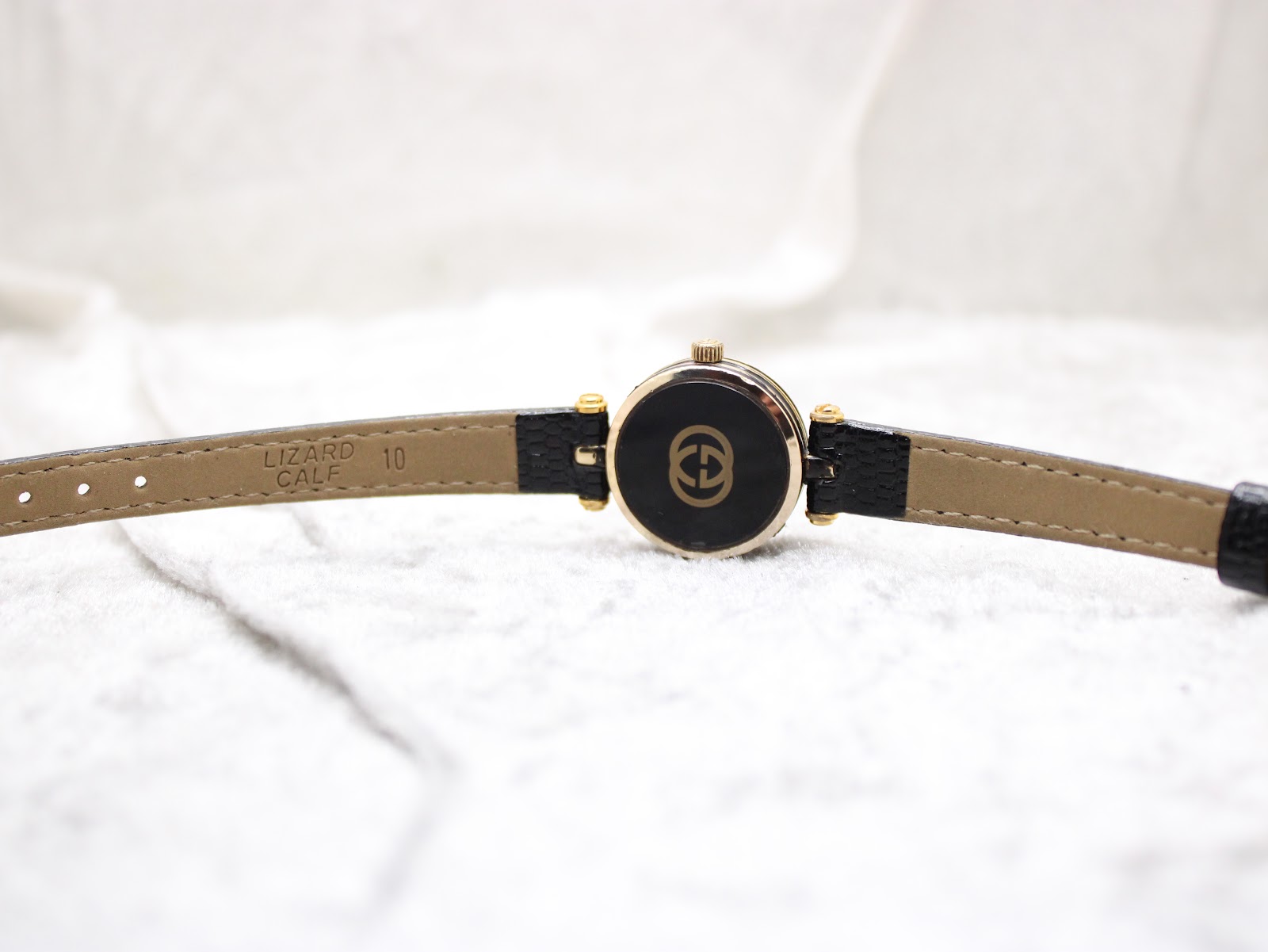 Underside view of the Gucci 2000L strap, showing 'LIZARD CALF 10' text indicating material and lug width.