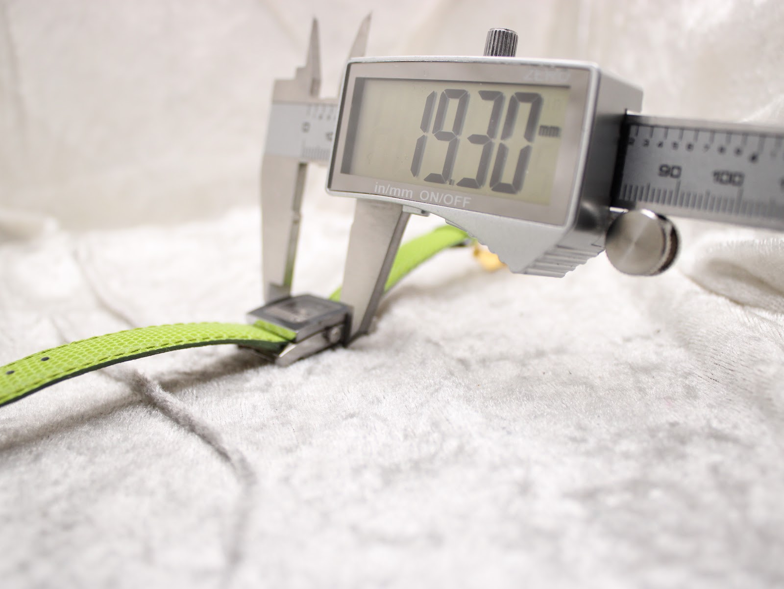 Digital caliper measuring the width of the Gucci 7900P watch case, displaying a precise measurement of "19.30 mm".