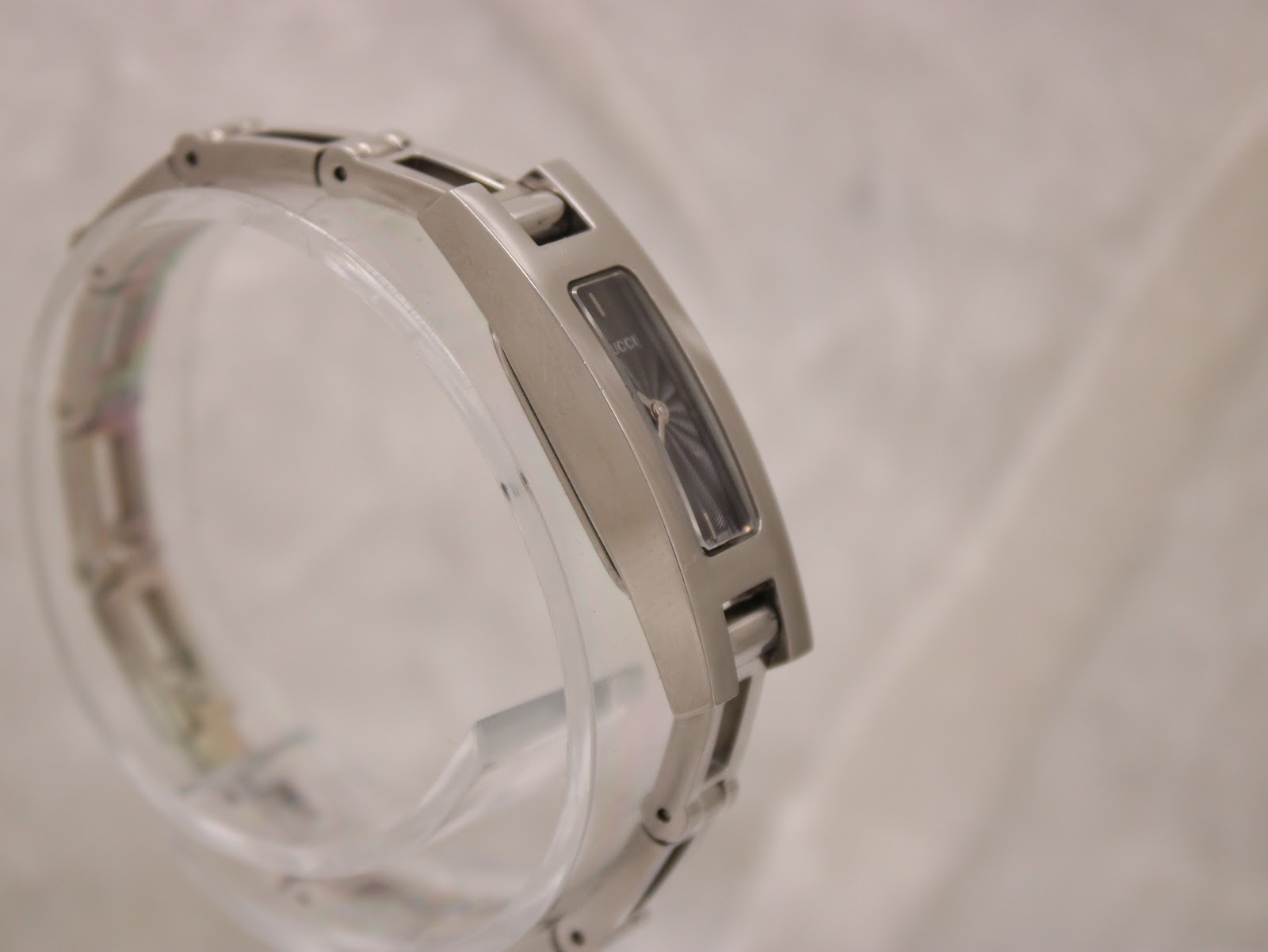 Angled side view of the Gucci 3900L watch, highlighting the slim profile and bracelet links.