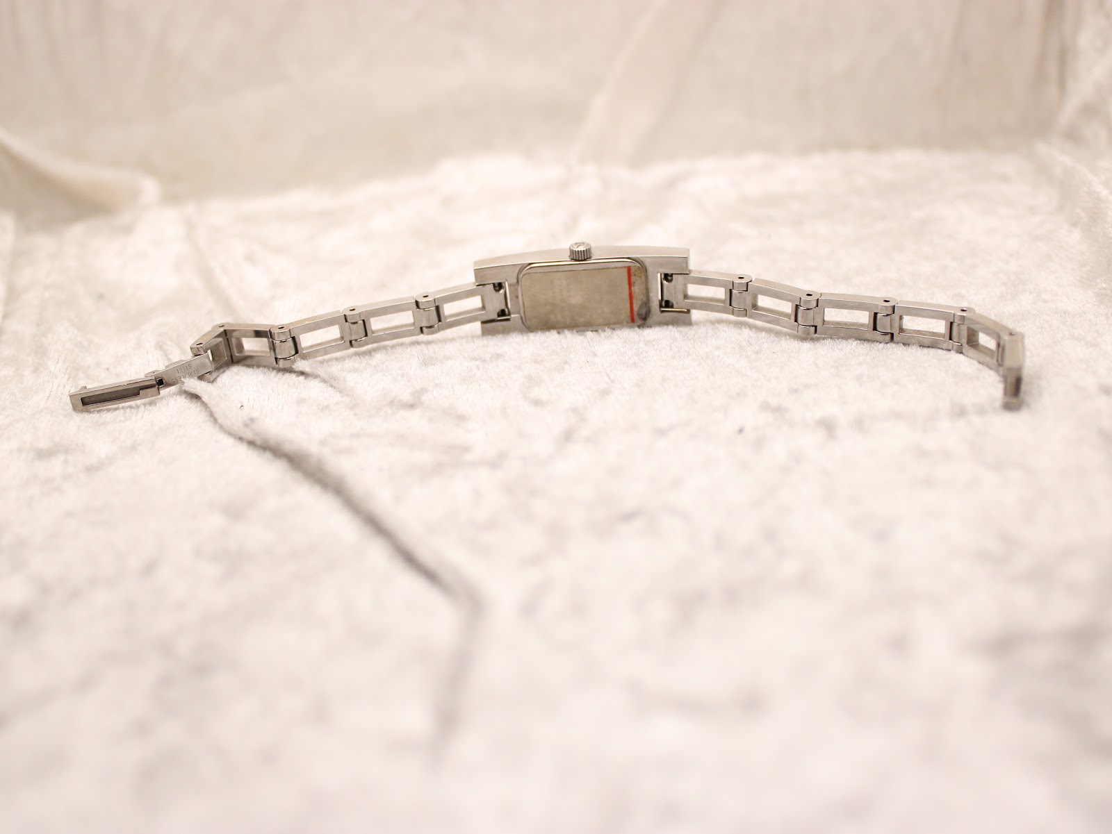 Back view of the Gucci 3900L watch and bracelet laid flat, showing the case back.