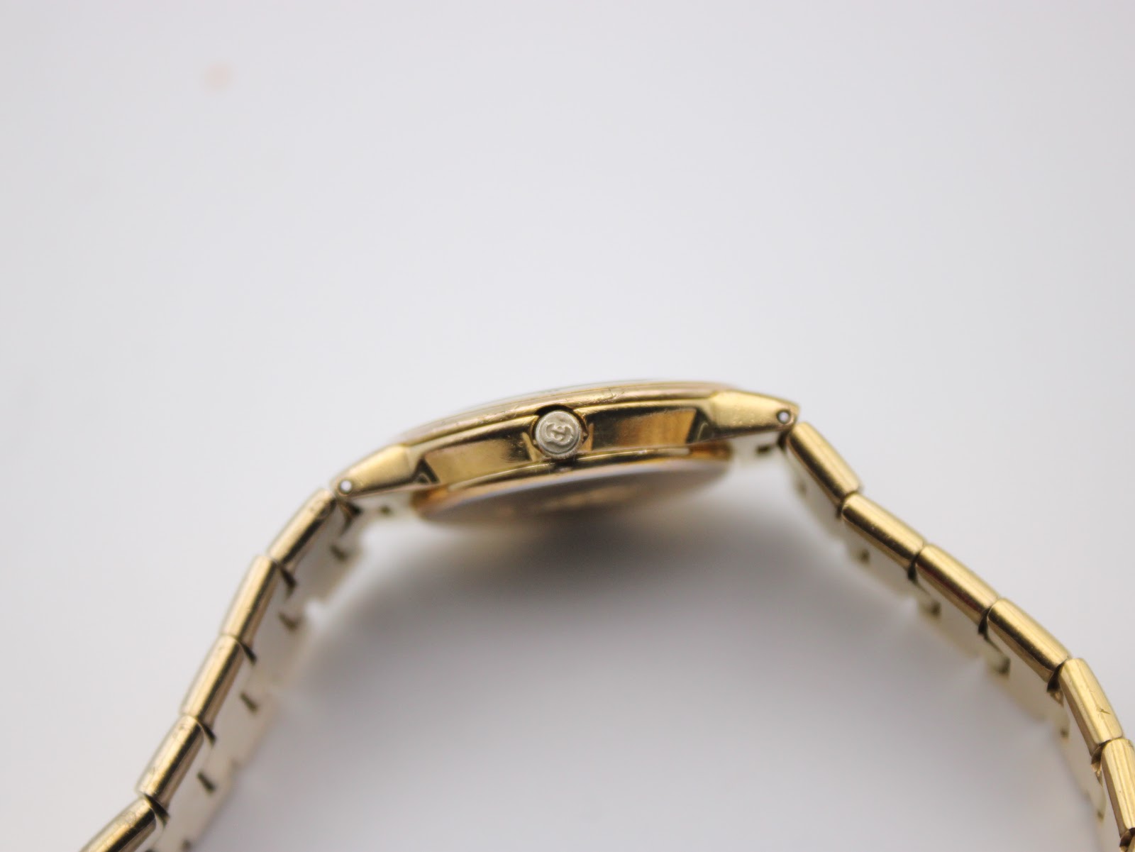 Side profile view of the Gucci 3300L case, clearly showing the original Gucci signed crown.