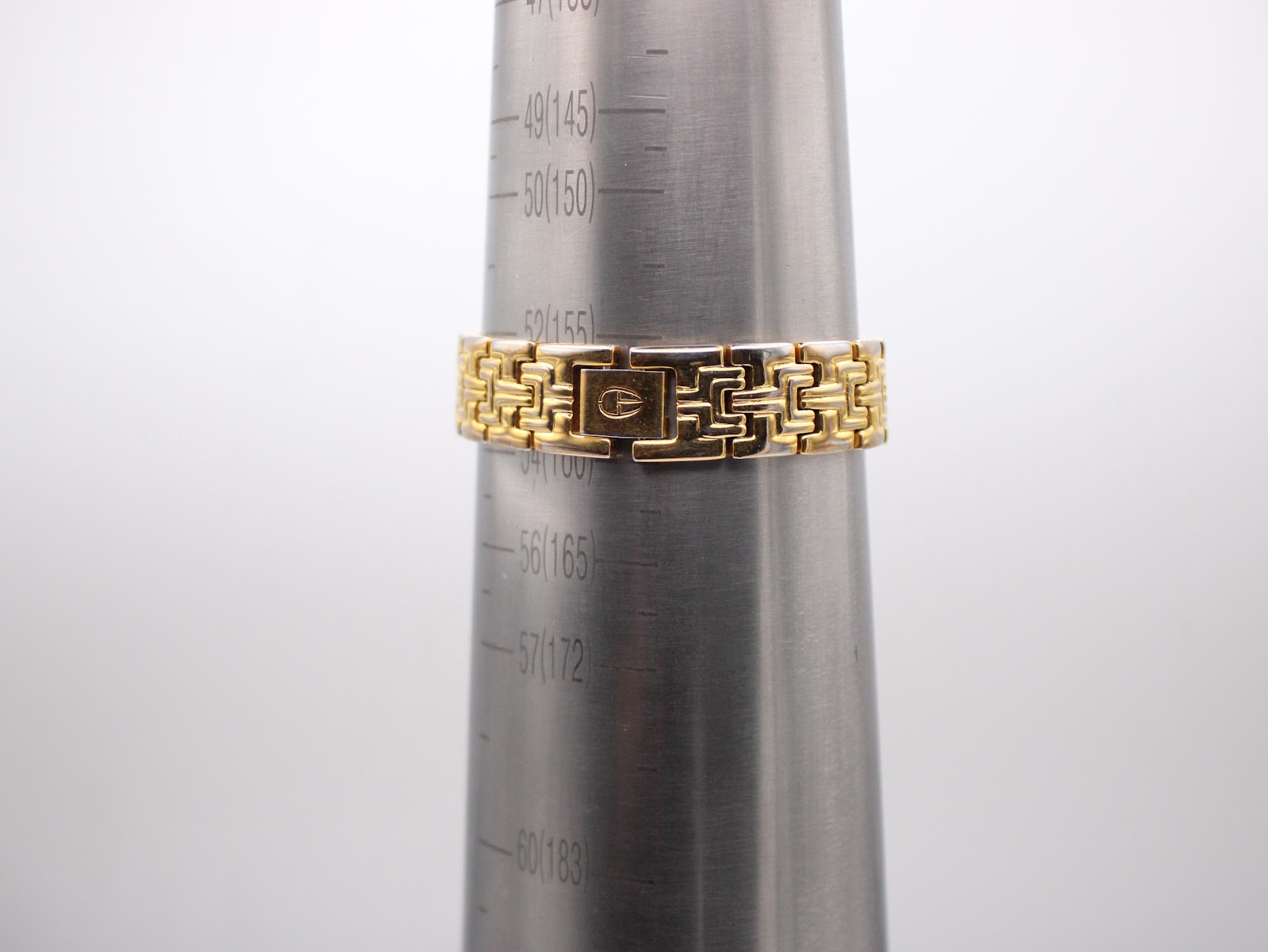 The watch bracelet clasped on a wrist sizing gauge, indicating a circumference of 160mm.
