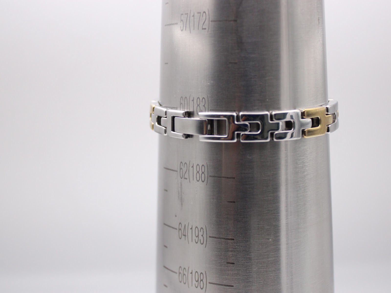 The watch's bracelet wrapped around a wrist sizing gauge, indicating a maximum wrist fit of approximately 18.5 cm.